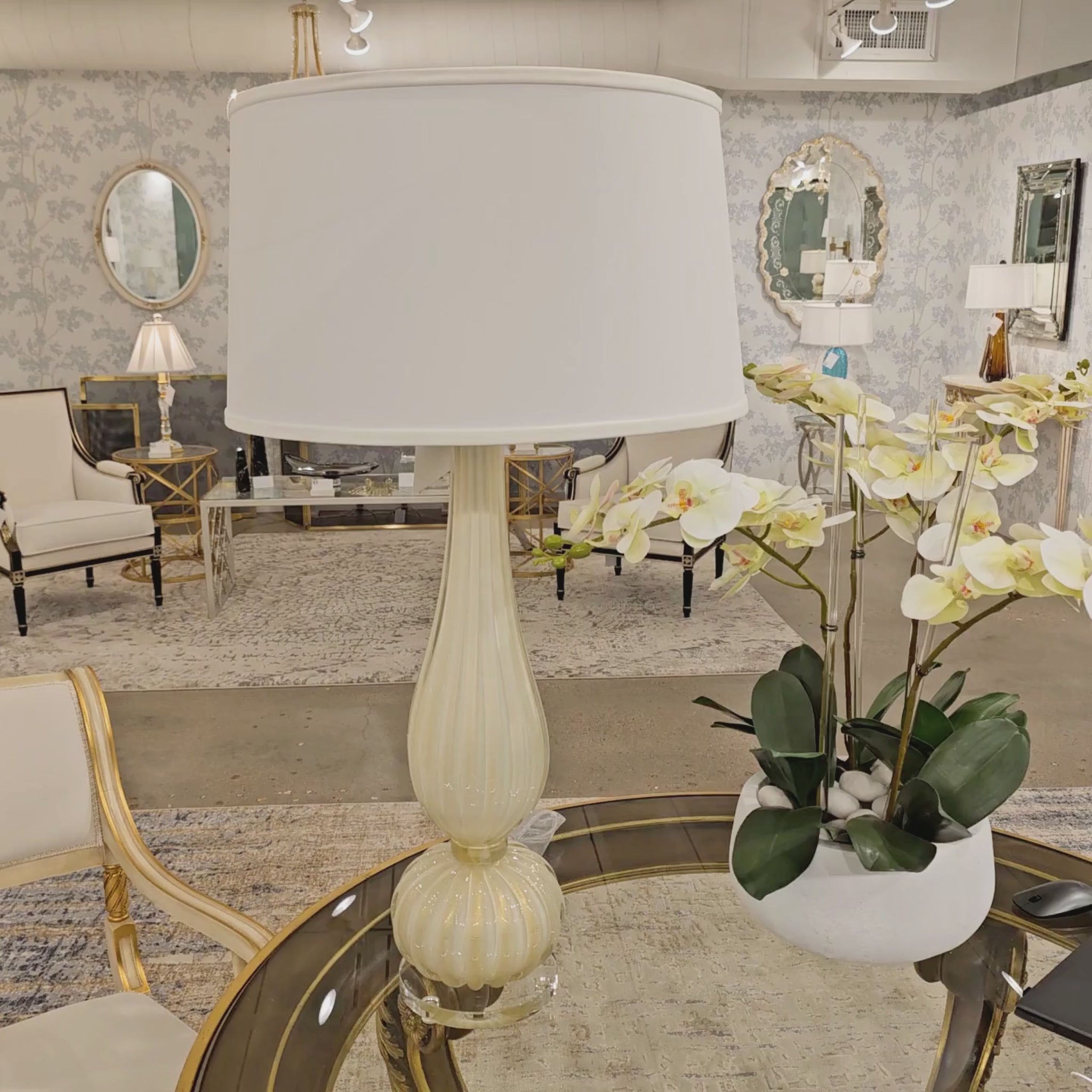 White Murano glass table lamp with white lamp shade.